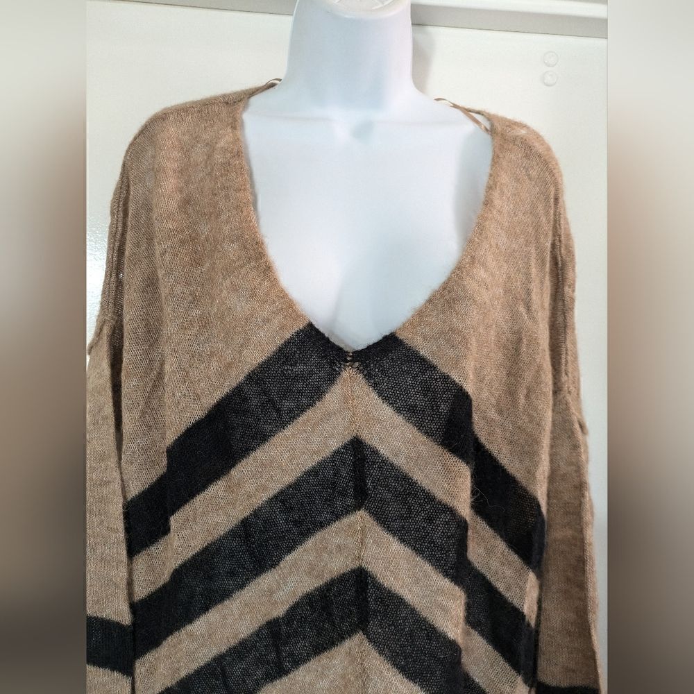 Free People ‘Twelve Roses’ Oversized Alpaca V-Neck Pullover Sweater - Picture 7 of 12